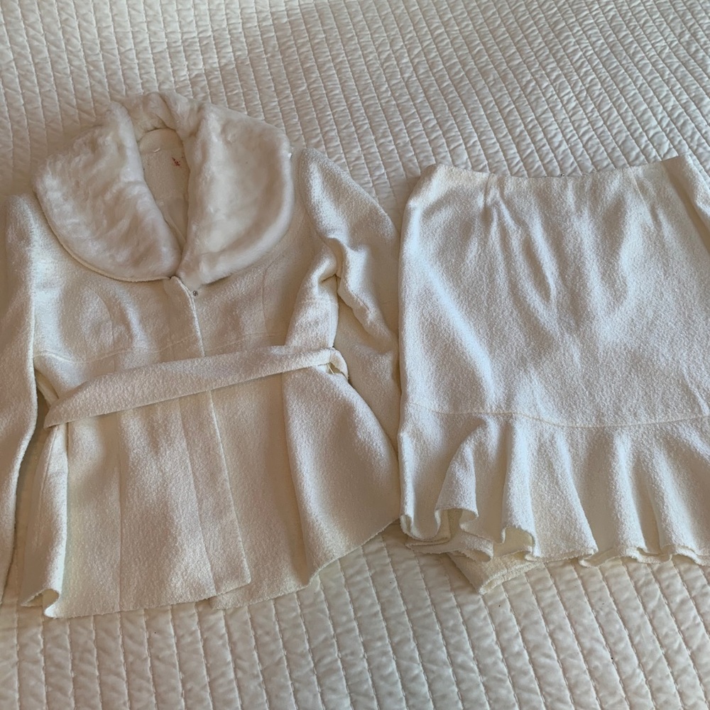 Lux cream tweed skirt suit fake fur collar size 6